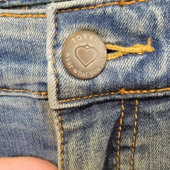Torrid Light Wash Distressed Skinny Jeans Size 24R - Picture 14 of 17